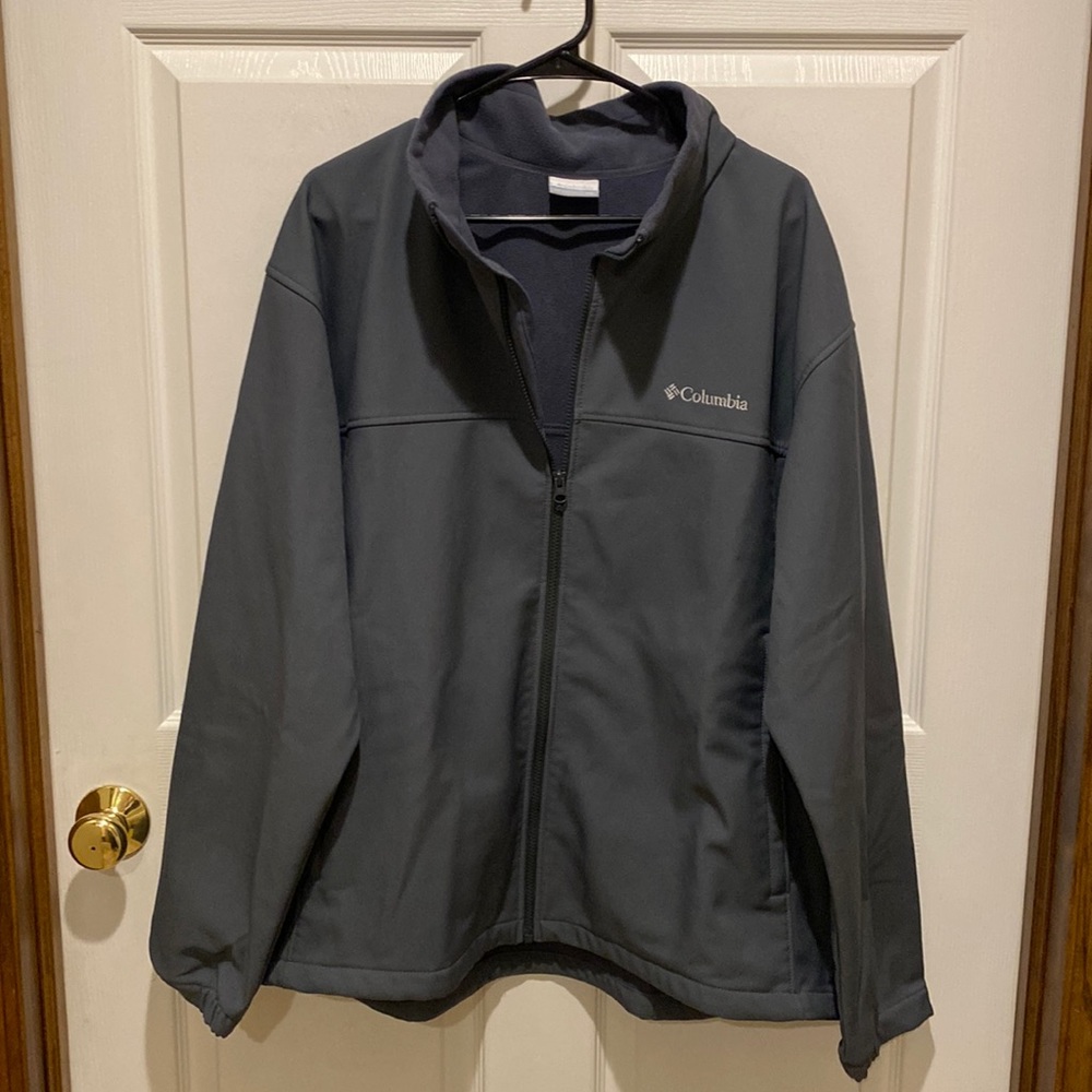 Columbia full zip jacket.  Pockets zip on bot sides